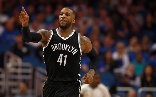 他背后藏着 他背后藏着