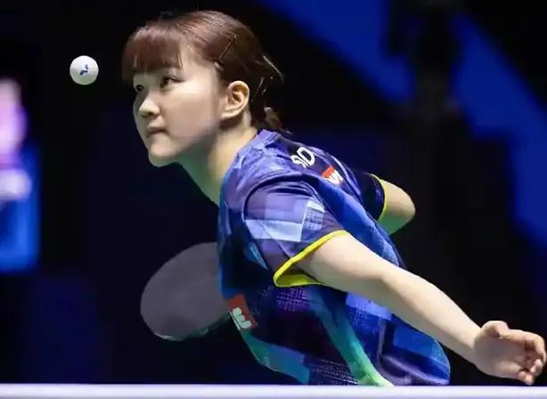 他背后藏着 他背后藏着